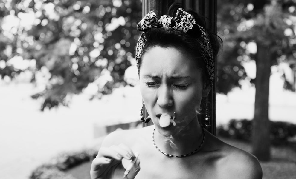 femme qui tousse à cause du tabac